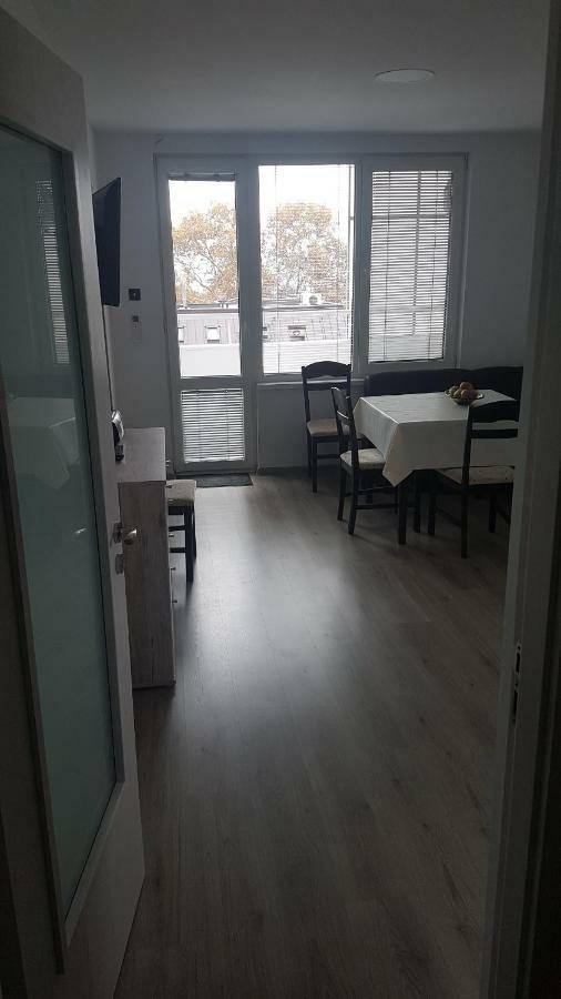 וארנה Roza Apartment מראה חיצוני תמונה